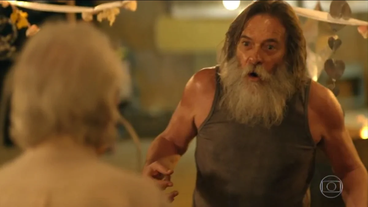 Nilo, interpretado por José de Abreu, em cena de Avenida Brasil