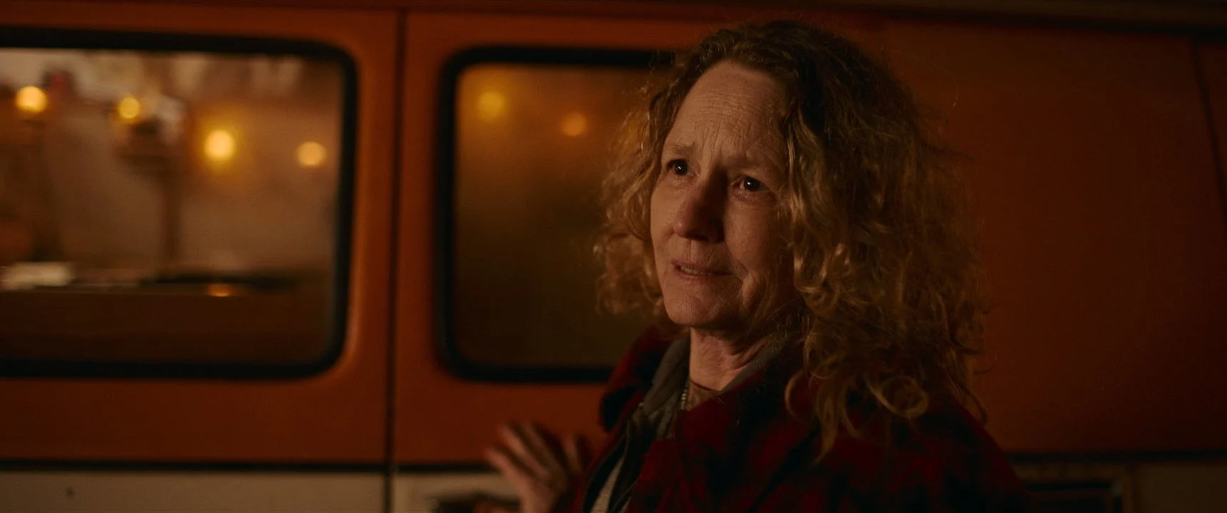 Diana, personagem de Melissa Leo, aparece diante de uma van durante a noite em Passageiro do Mal