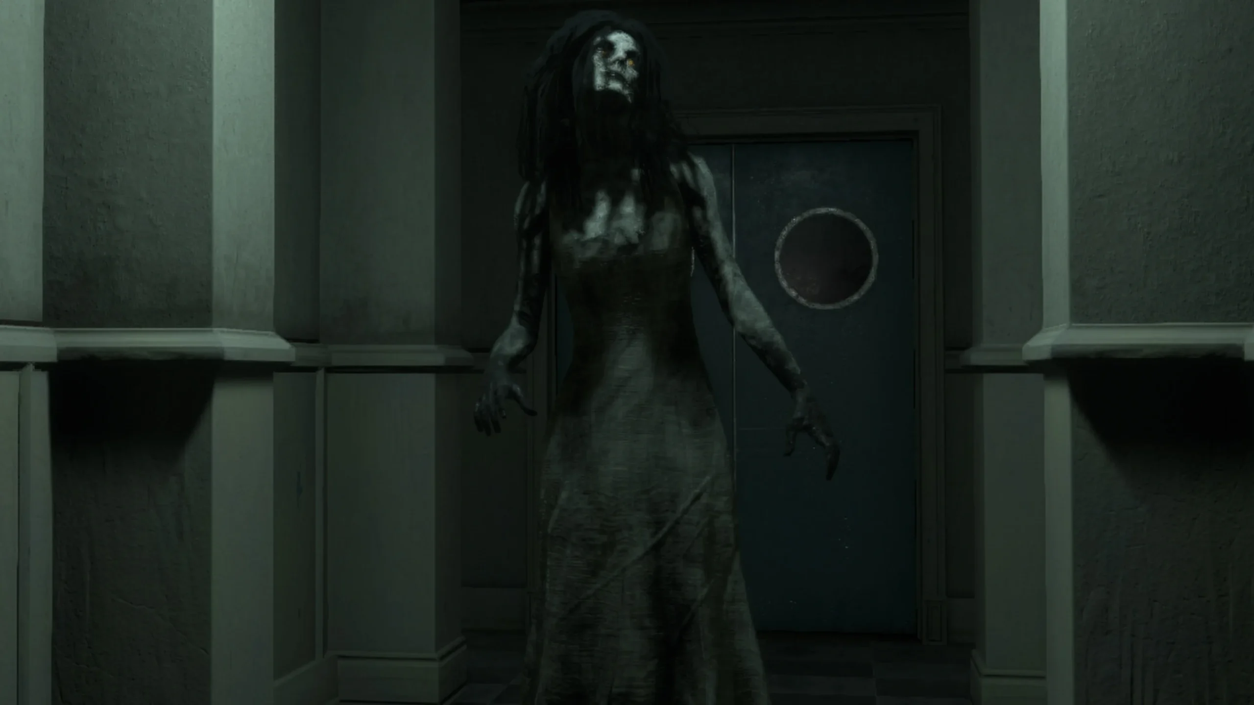Aparição assustadora em um corredor de necrotério no jogo The Mortuary Assistant