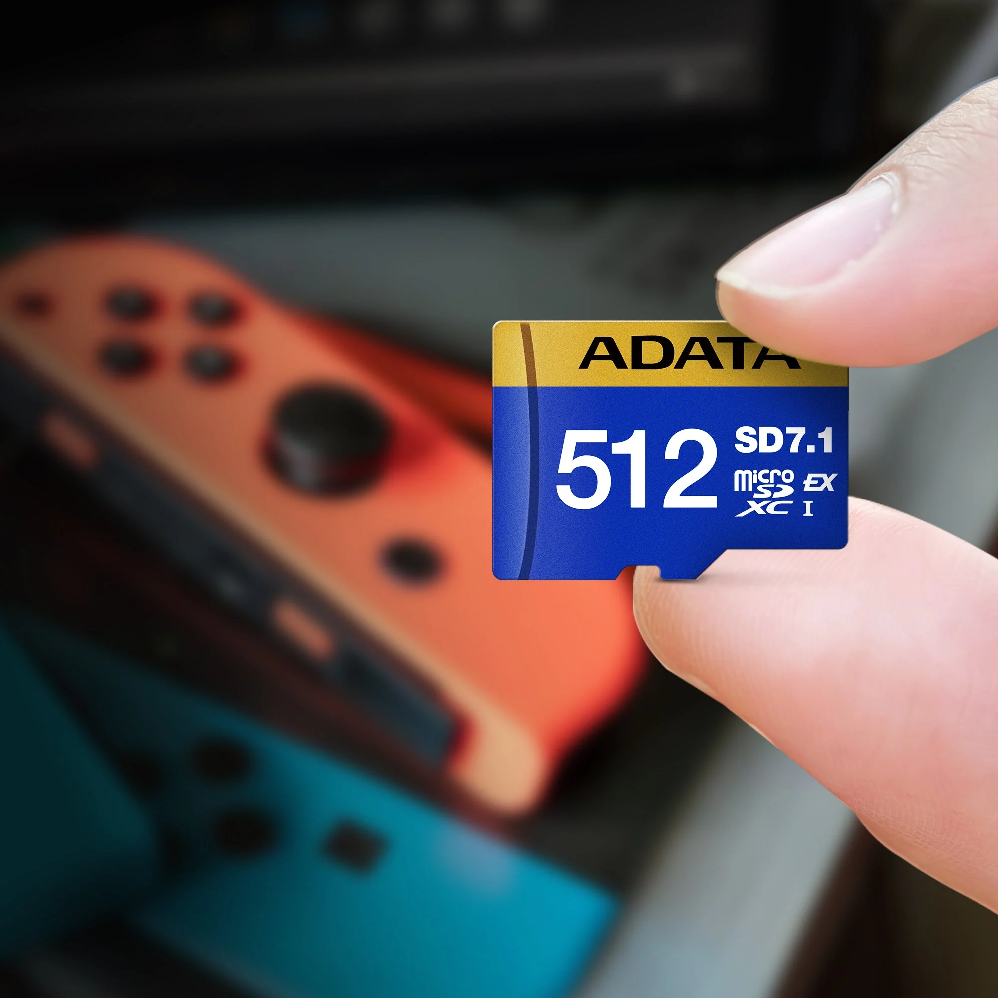 Cartão ADATA Premier Extreme microSD Express de 512 GB ao lado de um console portátil