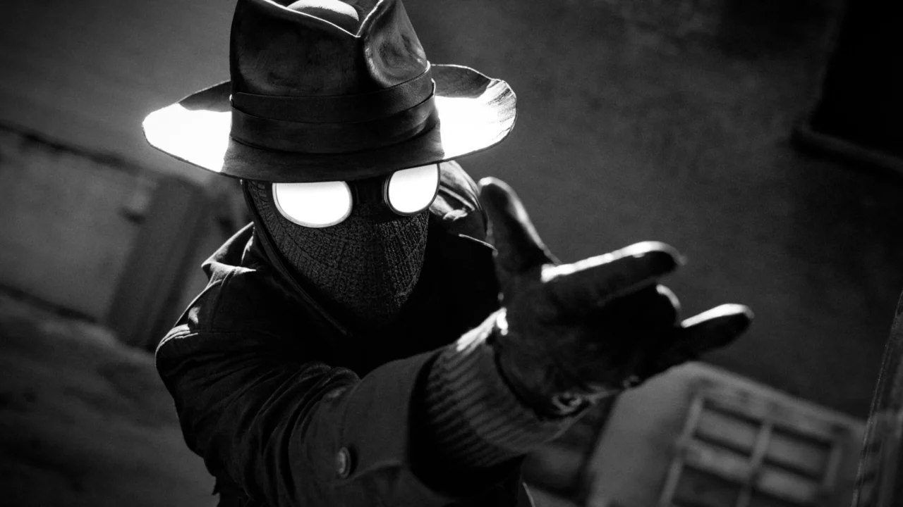 Spider-Noir com chapéu, sobretudo e máscara em imagem de divulgação do Prime Video