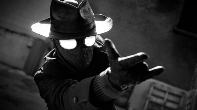 Spider-Noir com chapéu, sobretudo e máscara em imagem de divulgação do Prime Video