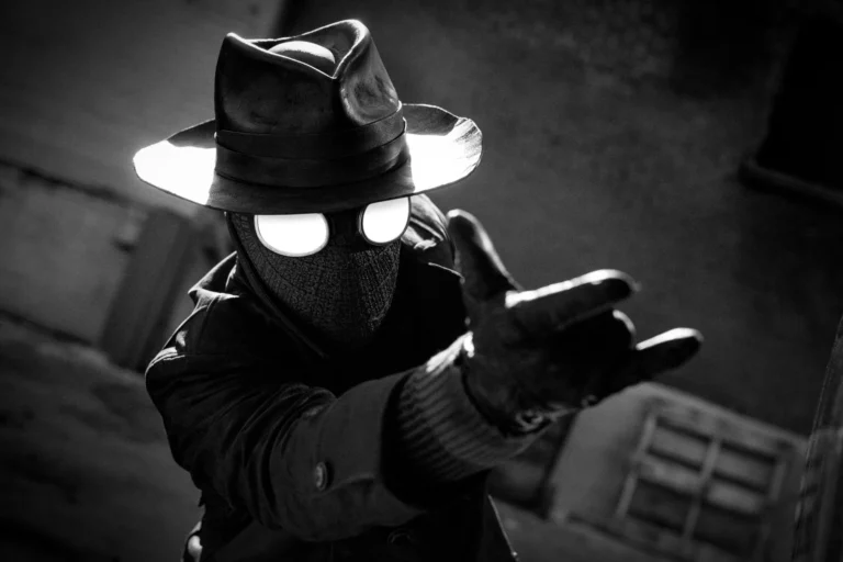Spider-Noir com chapéu, sobretudo e máscara em imagem de divulgação do Prime Video