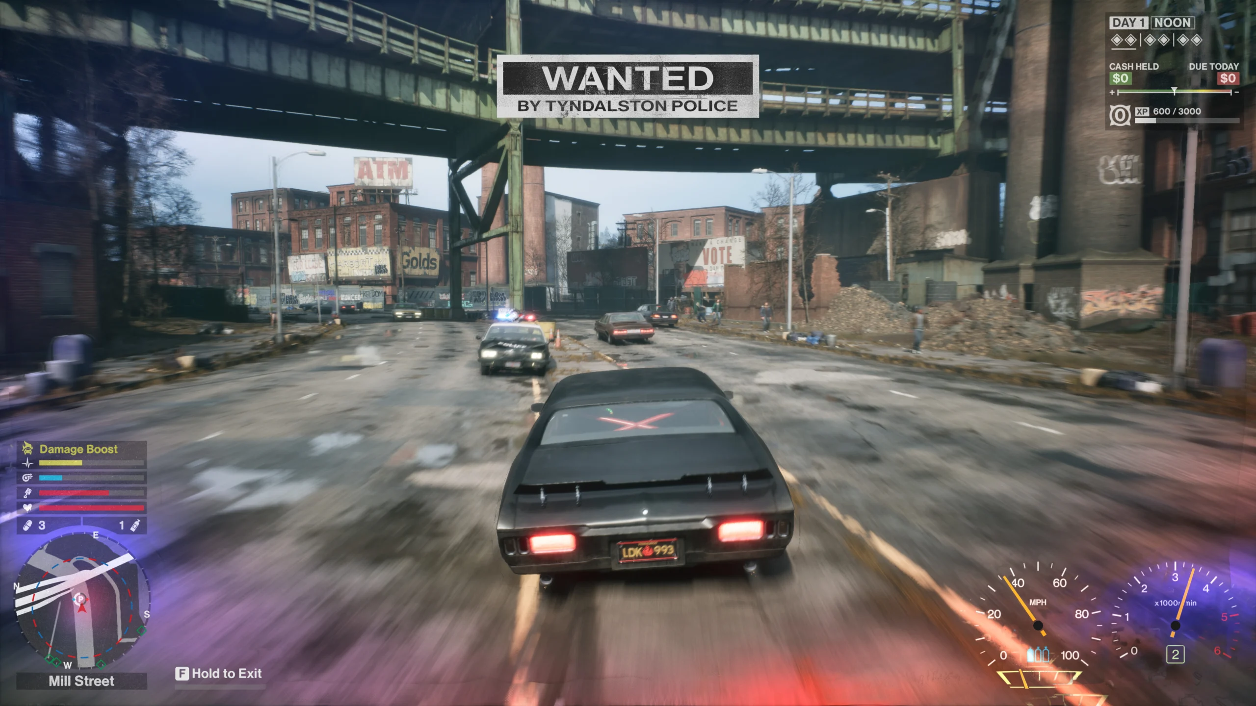 Carro preto foge de viaturas policiais em uma rua industrial no jogo Samson