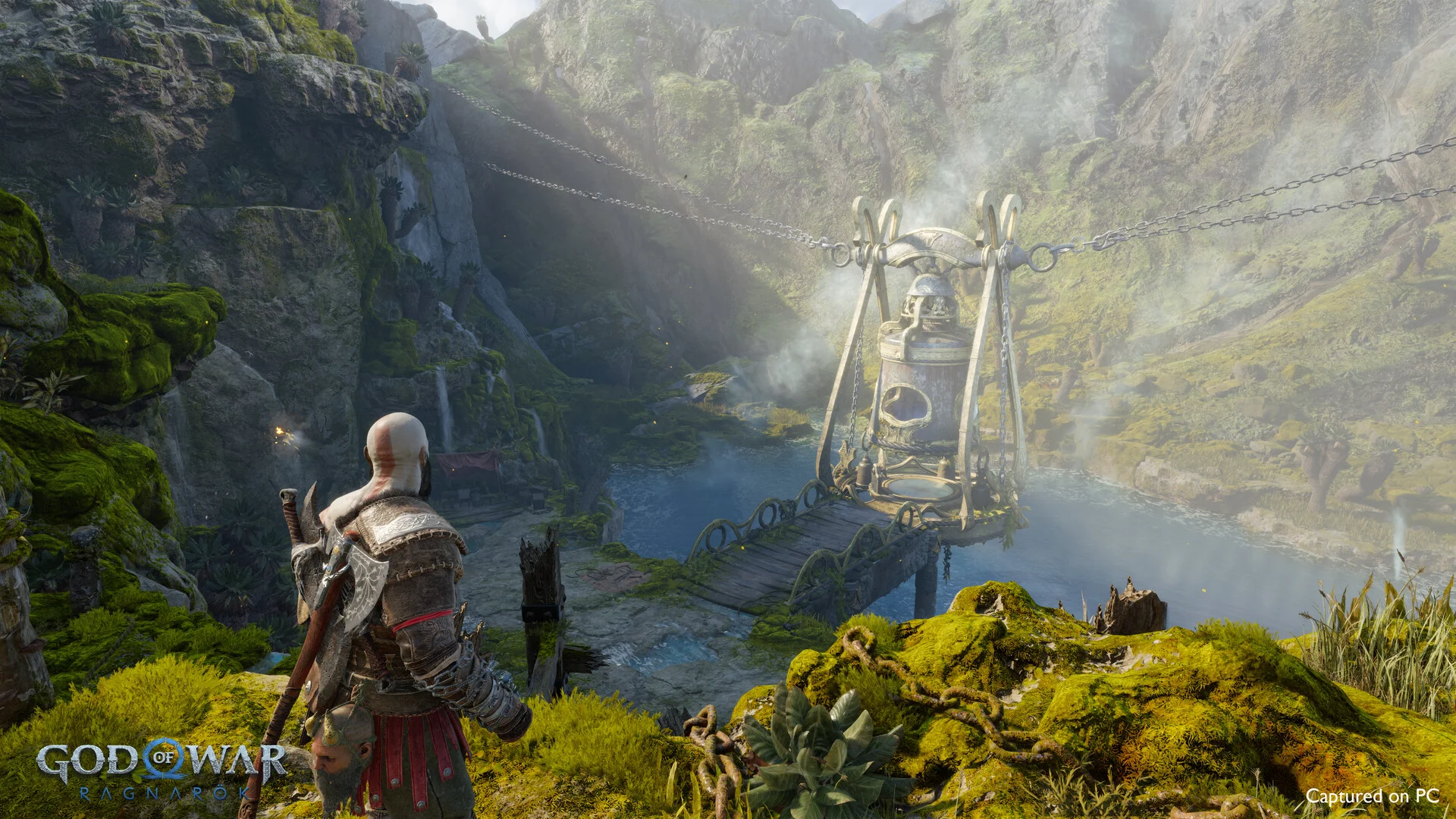 Kratos observa um vale montanhoso e verde em God of War Ragnarok