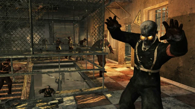 Zumbi de olhos brilhantes avança em uma instalação no modo Zombies de Call of Duty Black Ops