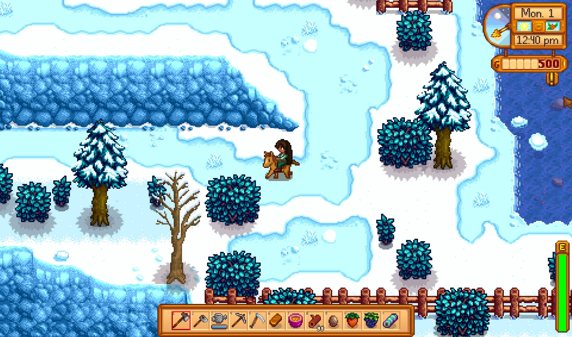 Personagem atravessa uma paisagem nevada de Stardew Valley com cavalo e itens na barra inferior