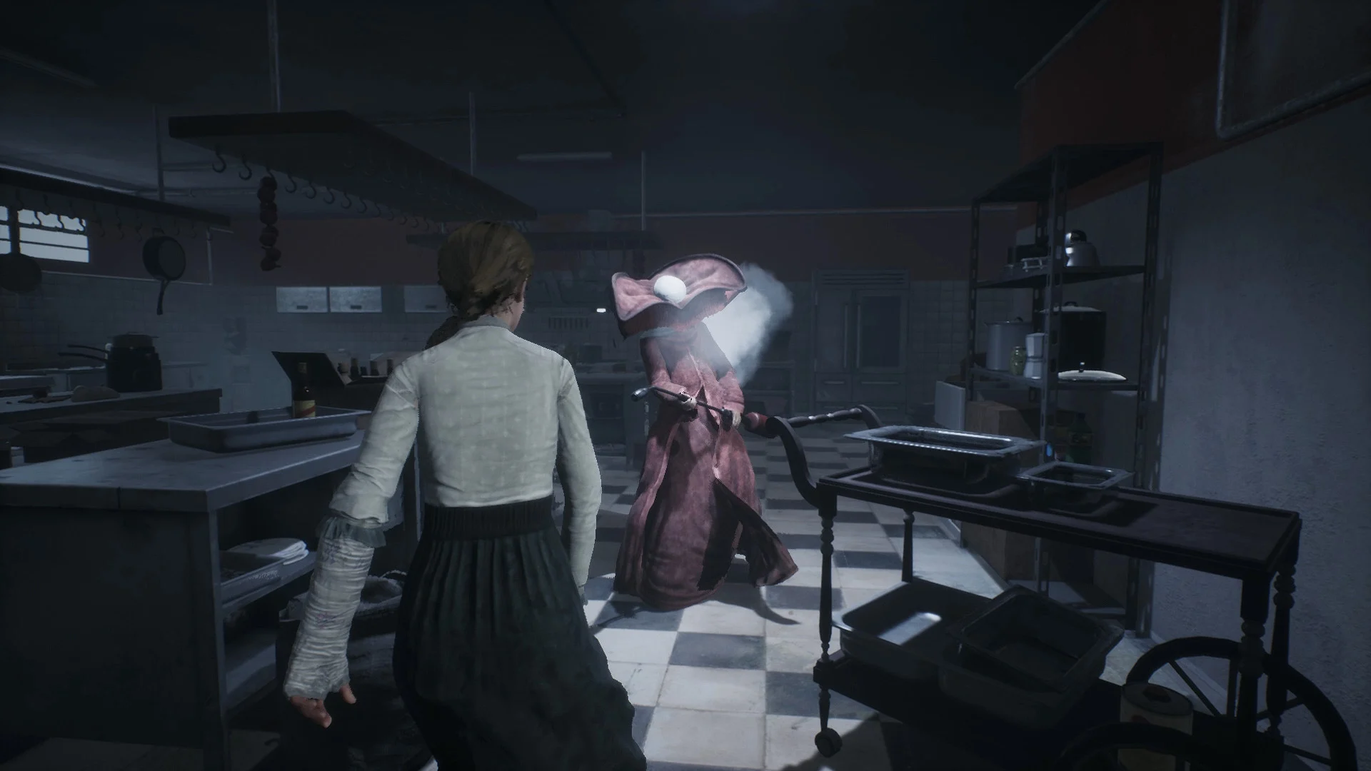 Jennifer enfrenta uma perseguidora no Ashmann Inn em Remothered: Broken Porcelain