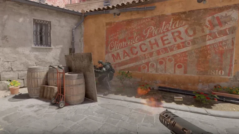 Partida de Counter-Strike 2 em um mapa urbano, com combatente protegido atrás de barris