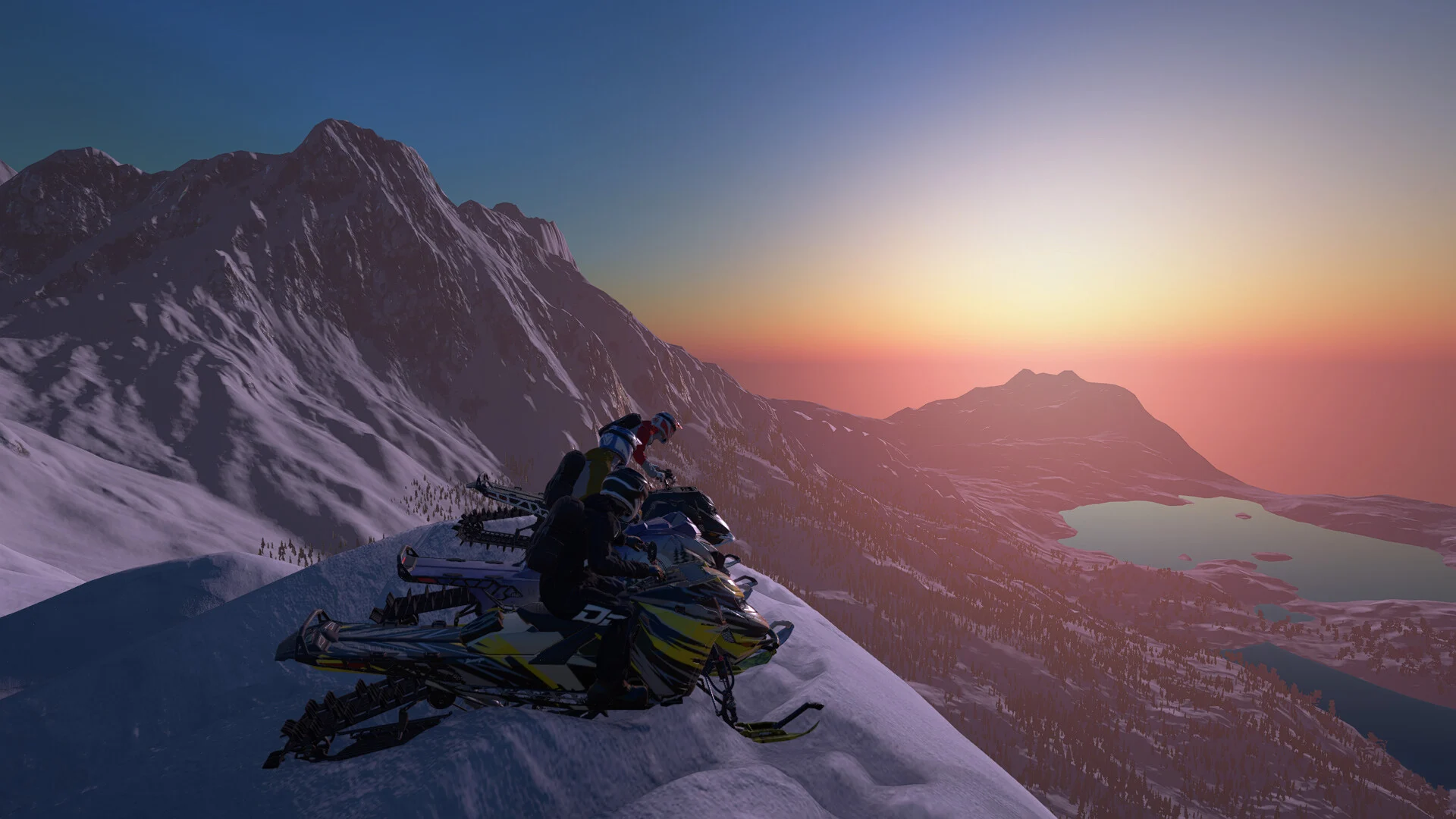 Pilotos de Sledders param as motos de neve no alto de uma montanha diante de um vale ao pôr do sol.