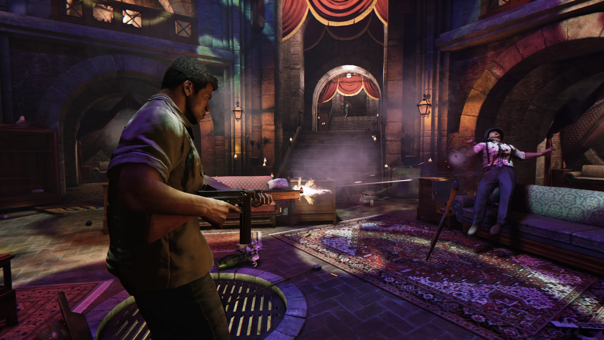 Lincoln Clay dispara uma submetralhadora em um salão durante um confronto em Mafia III Definitive Edition