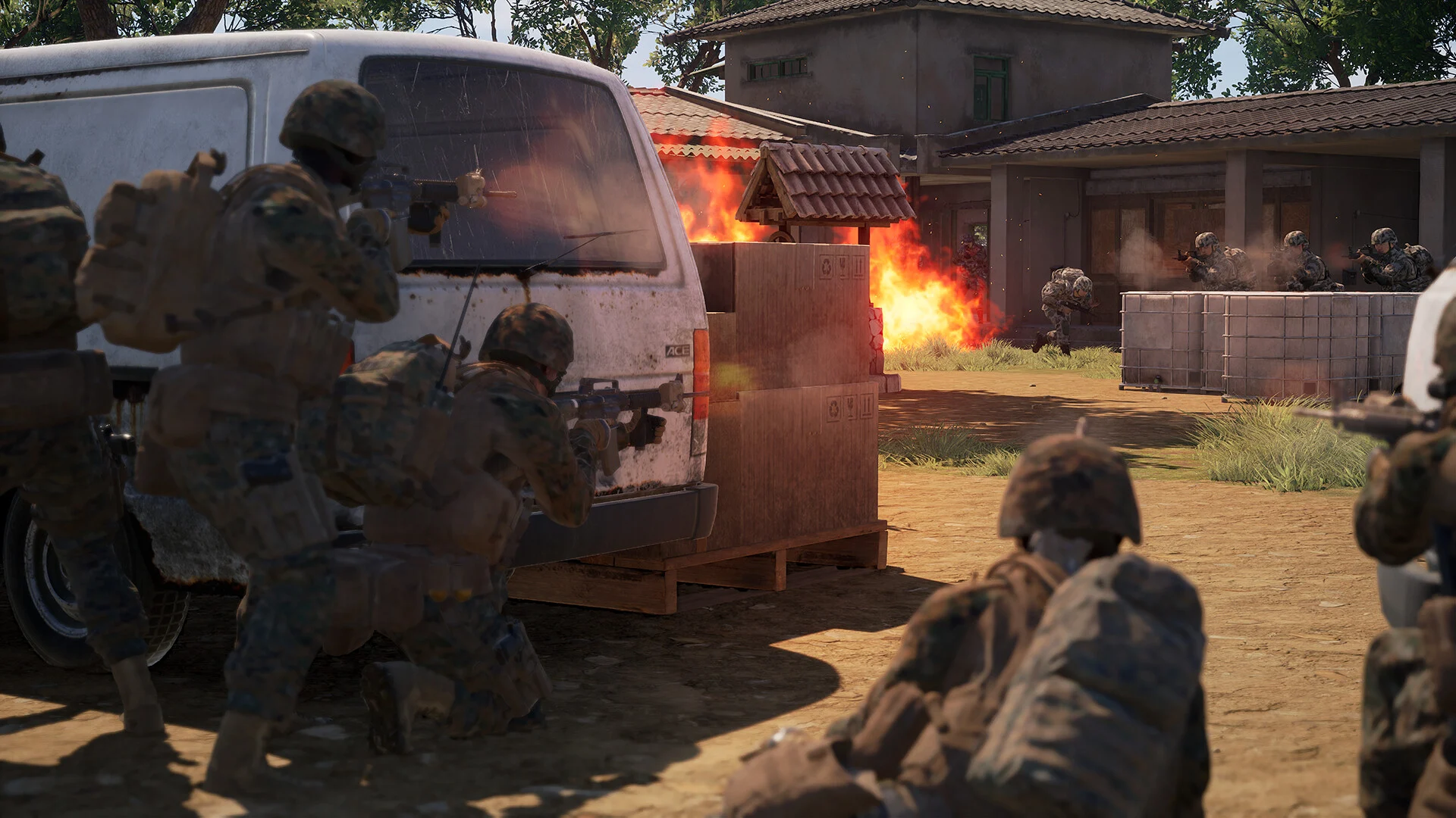 Soldados equipados com armamento militar avançam e utilizam cobertura durante confronto em Squad
