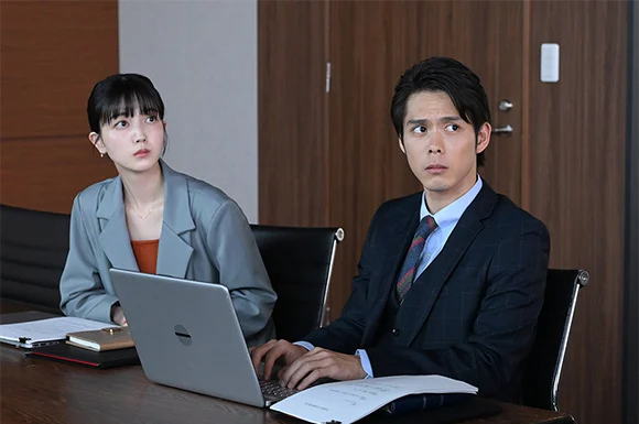 Kanata Hosoda à direita como Takuma Himi, em cena com Shiori Kubo como Koharu Asahi