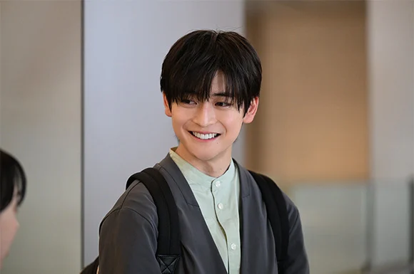 Fumiya Takahashi como Minato Funai sorrindo no escritório em Minami