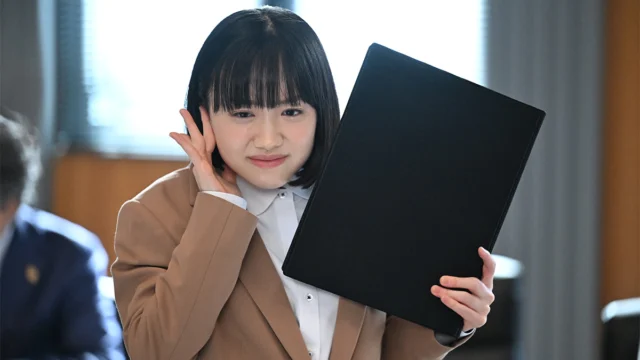 Mana Ashida como Minami Minamida, segurando uma pasta em cena da série japonesa
