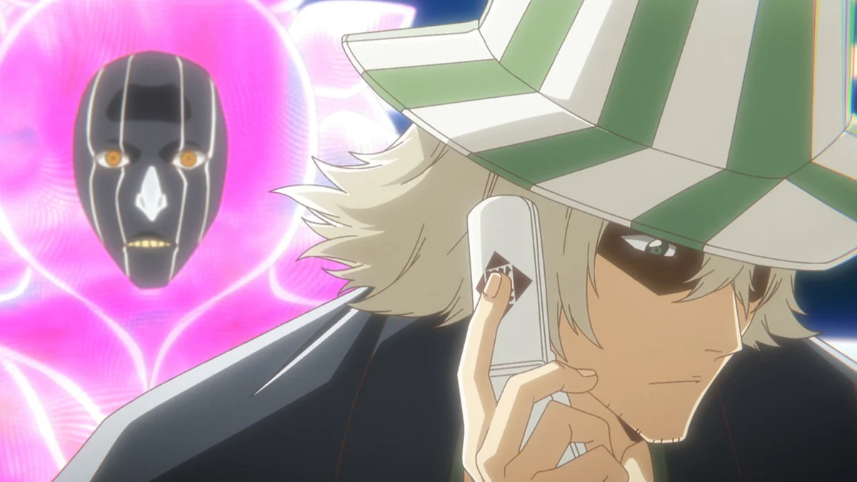 Kisuke Urahara fala ao telefone enquanto Mayuri Kurotsuchi aparece em uma comunicação ao fundo.