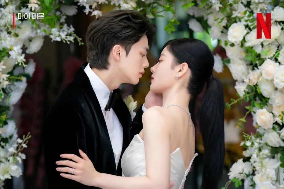 Song Kang e Kim You-jung em trajes de casamento em uma imagem promocional de Meu Demônio Favorito