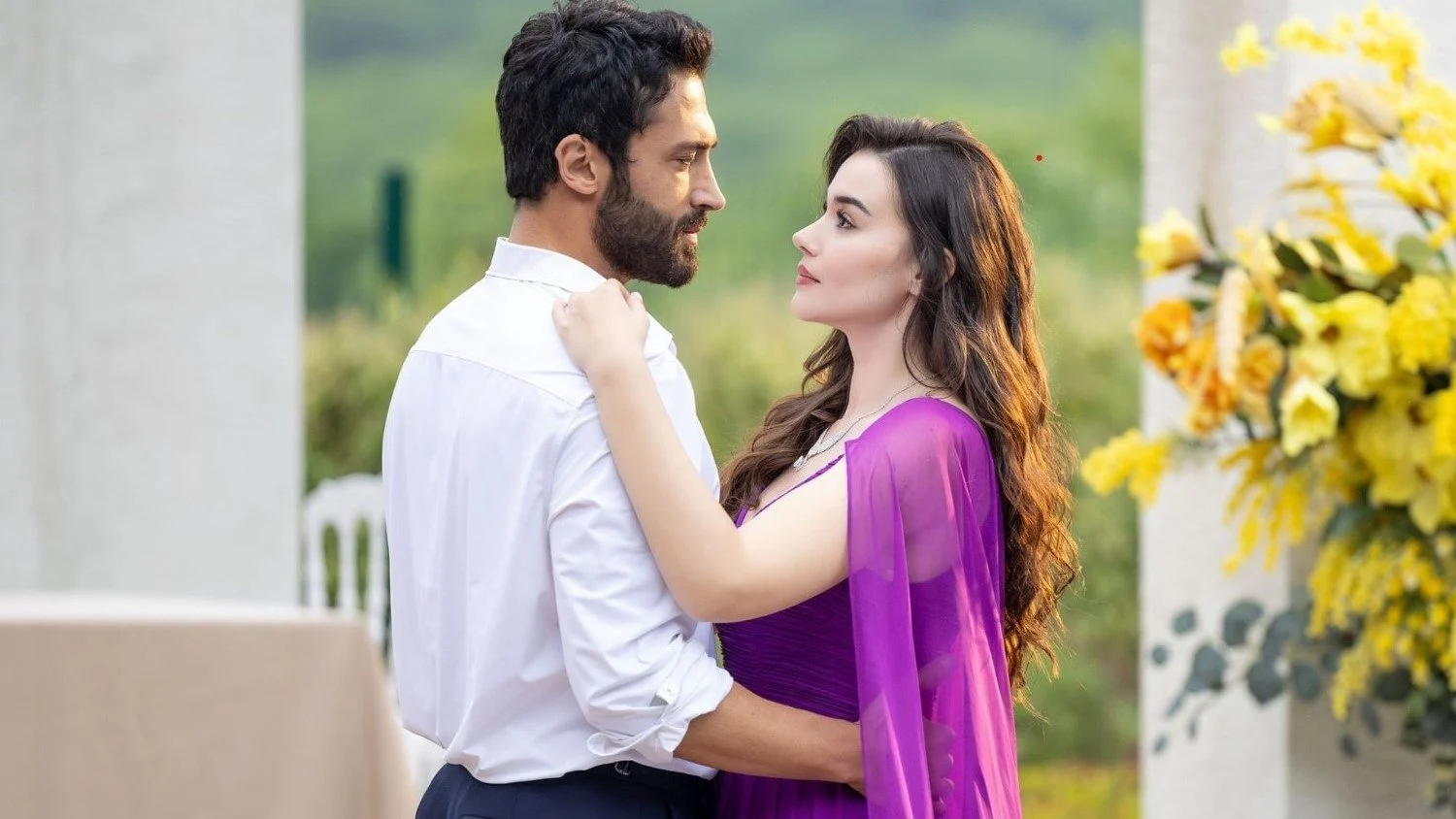Ceylan e Karan se abraçam em cena romântica da novela turca Kuma A Outra Esposa