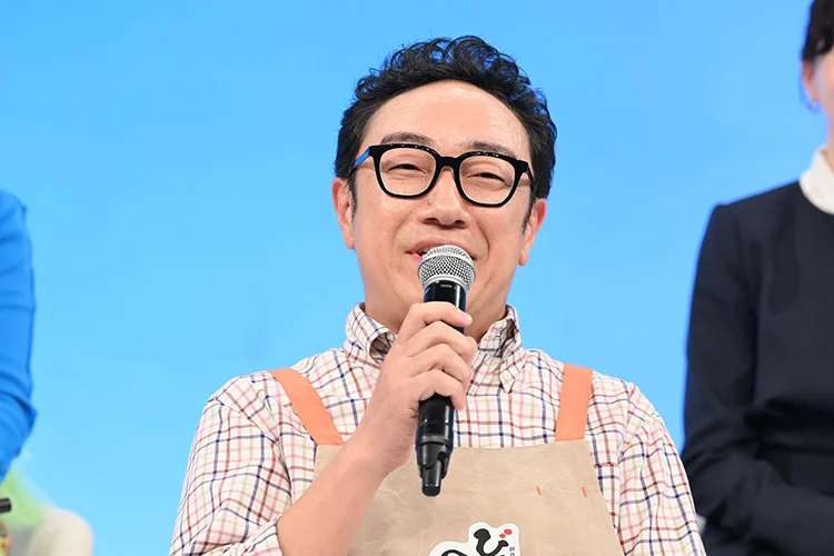 Akihiro Kakuta usando avental em evento de apresentação da série Minami