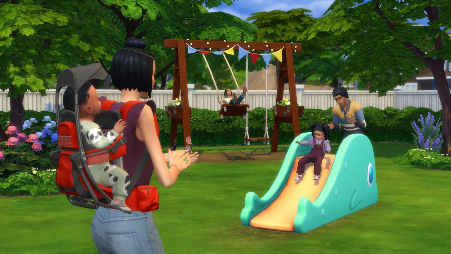 Cena oficial de The Sims 4 com uma família e uma criança brincando em um escorregador no jardim