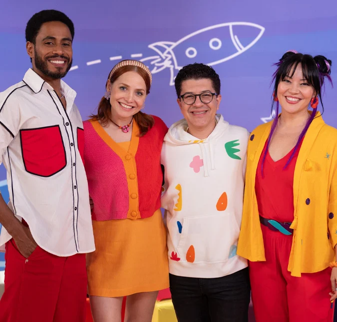 Ícaro Silva, Letícia Colin, Paulo Mathias Jr. e Geovanna Tominaga reunidos no cenário colorido da TV Globinho em 2026