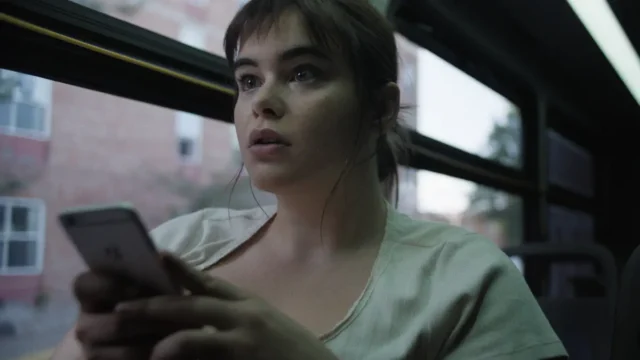 Barbie Ferreira como Lily, com um celular nas mãos dentro de um ônibus, em Um Pai para Lily