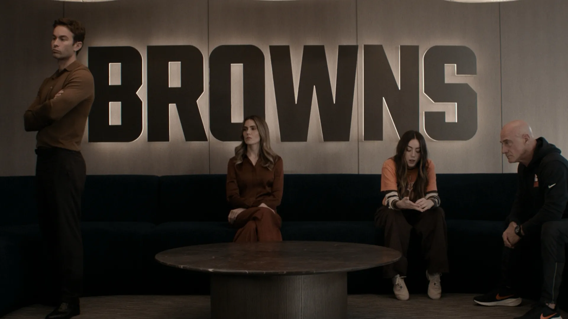 Personagens de The Land reunidos em uma sala com o nome Browns na parede, nos bastidores da equipe de futebol americano