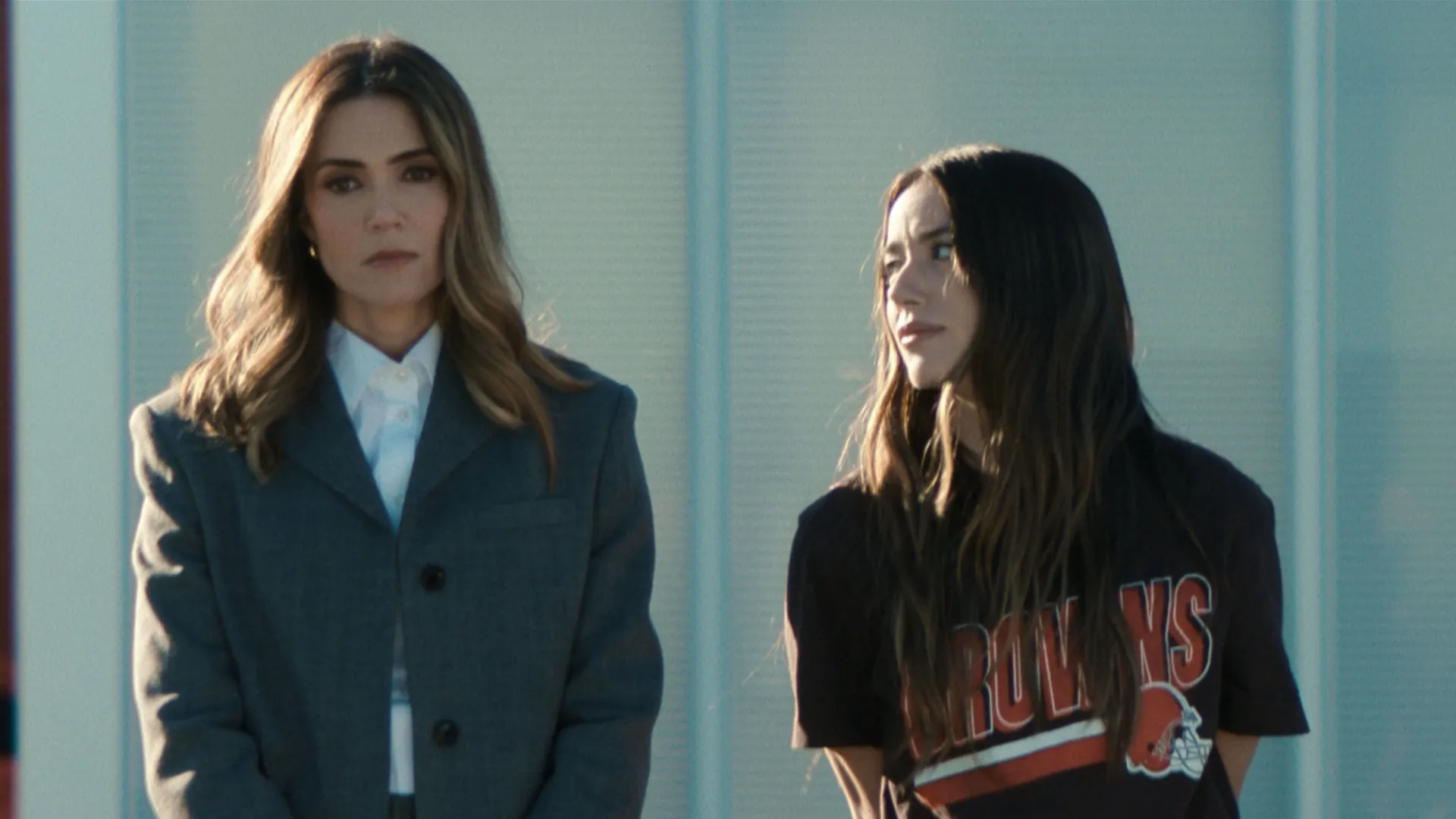 Mandy Moore e Chloe Bennet em cena da série dramática The Land: Além do Jogo