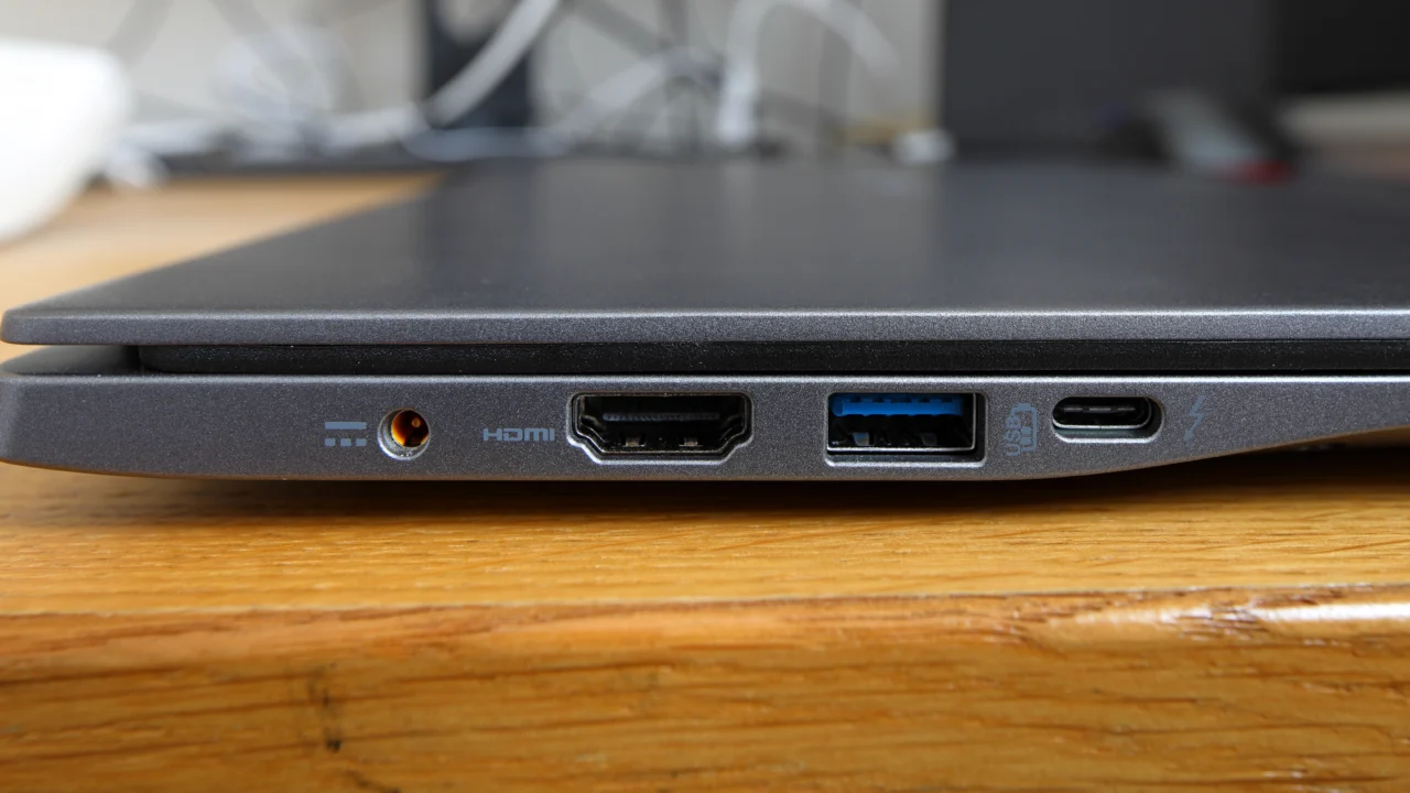 Portas laterais de um notebook Acer Swift 3, incluindo HDMI e USB