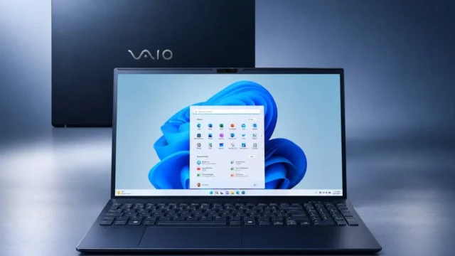 Notebook VAIO FE16 de 2026 aberto, com tela grande e acabamento cinza grafite