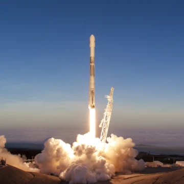 Google vai testar sua IA no espaço hoje; chips voam em um Falcon 9