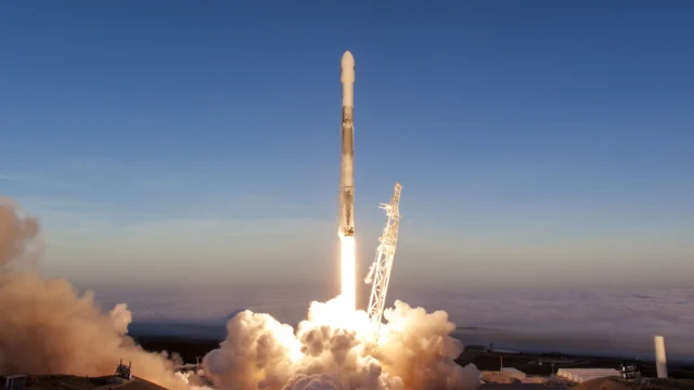 Foguete Falcon 9 da SpaceX decolando da base de Vandenberg, na Califórnia