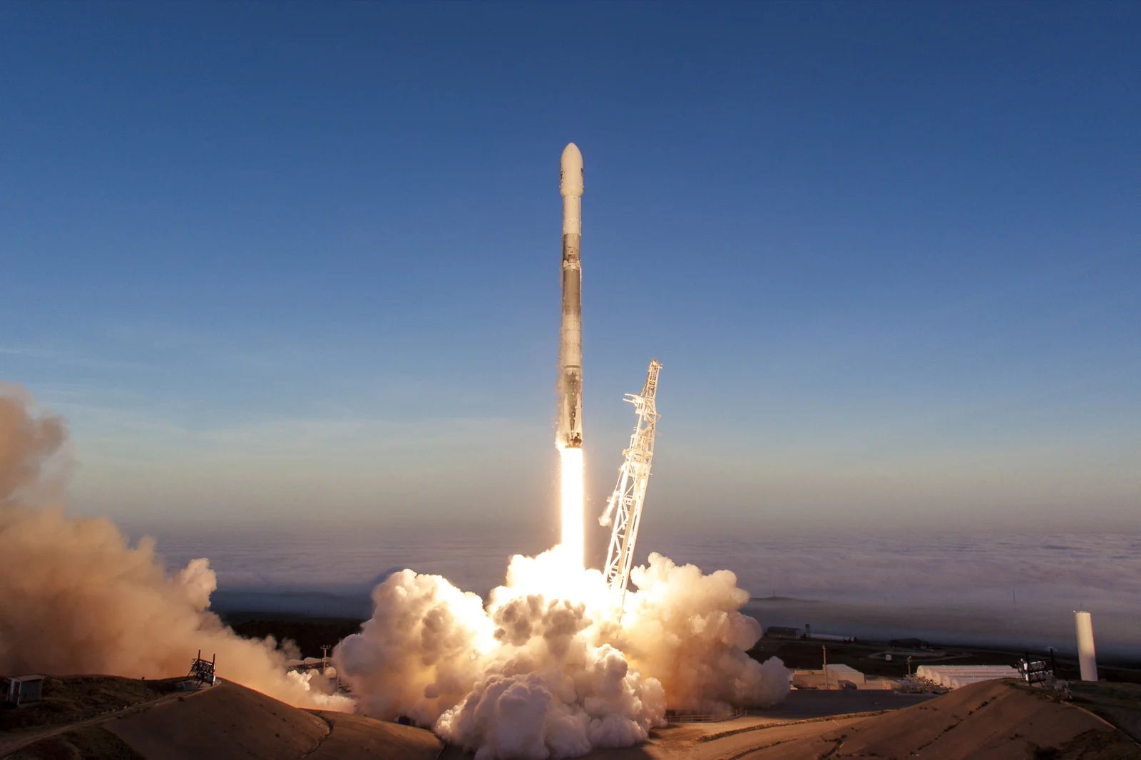 Foguete Falcon 9 da SpaceX decolando da base de Vandenberg, na Califórnia