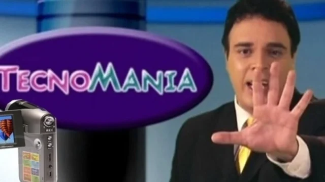Juarez da Tekpix durante comercial da Tecnomania, com a mão estendida para a câmera