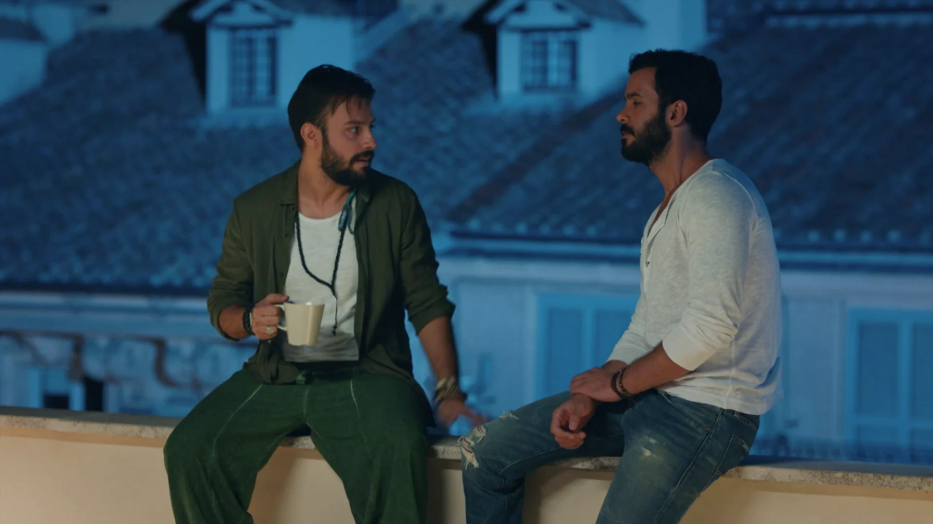 Dois personagens conversam à noite em uma cena de Amor de Aluguel