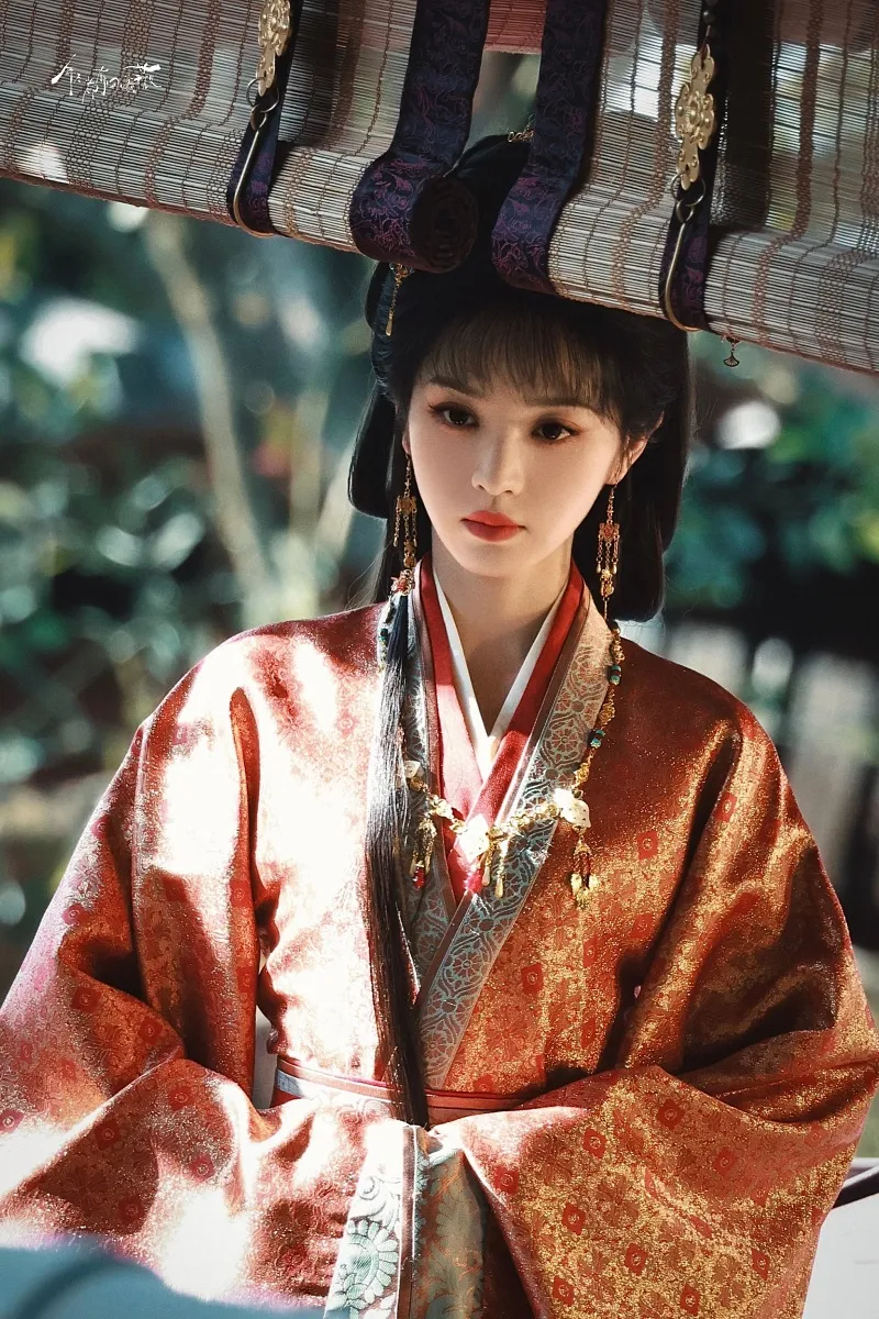 Tian Xiwei com vestido vermelho e adereços dourados em uma das caracterizações de A Noiva da Presilha Dourada