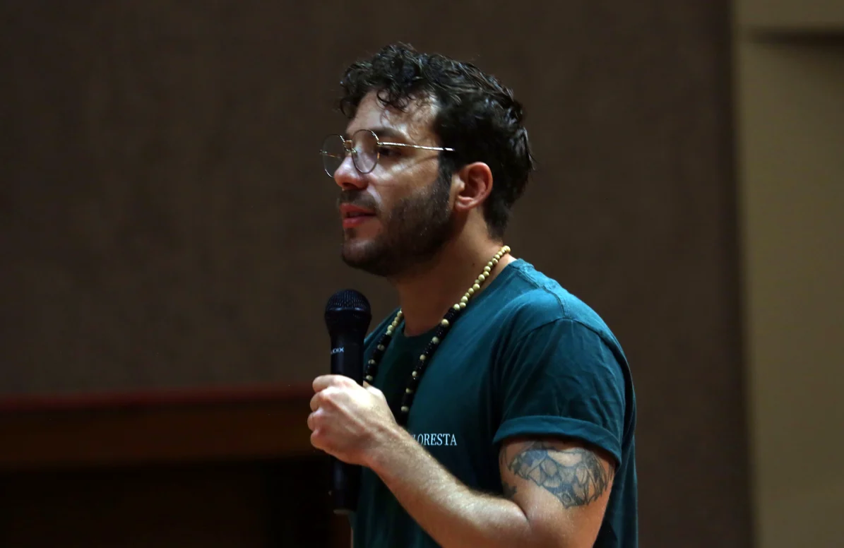 Matheus Sabbá, ator e diretor amazonense, falando ao microfone durante atividade cultural