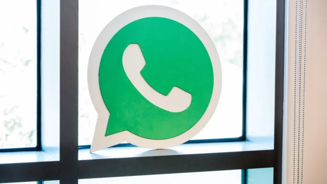 Símbolo do WhatsApp em painel na sede da empresa