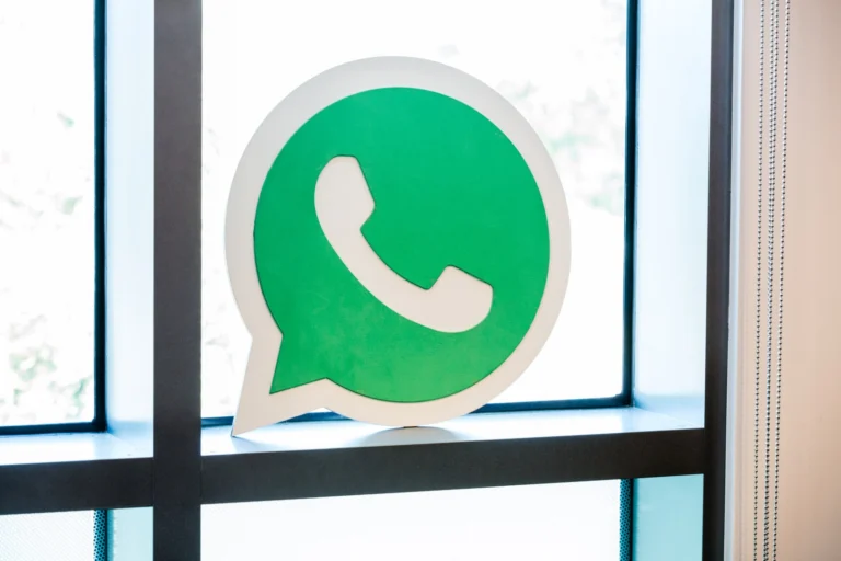 Símbolo do WhatsApp em painel na sede da empresa