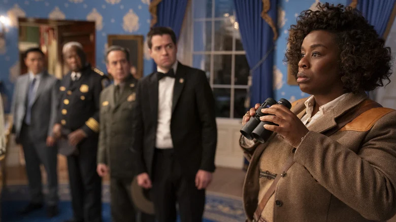 Uzo Aduba interpreta Cordelia Cupp, investigadora de Assassinato na Casa Branca, segurando binóculos