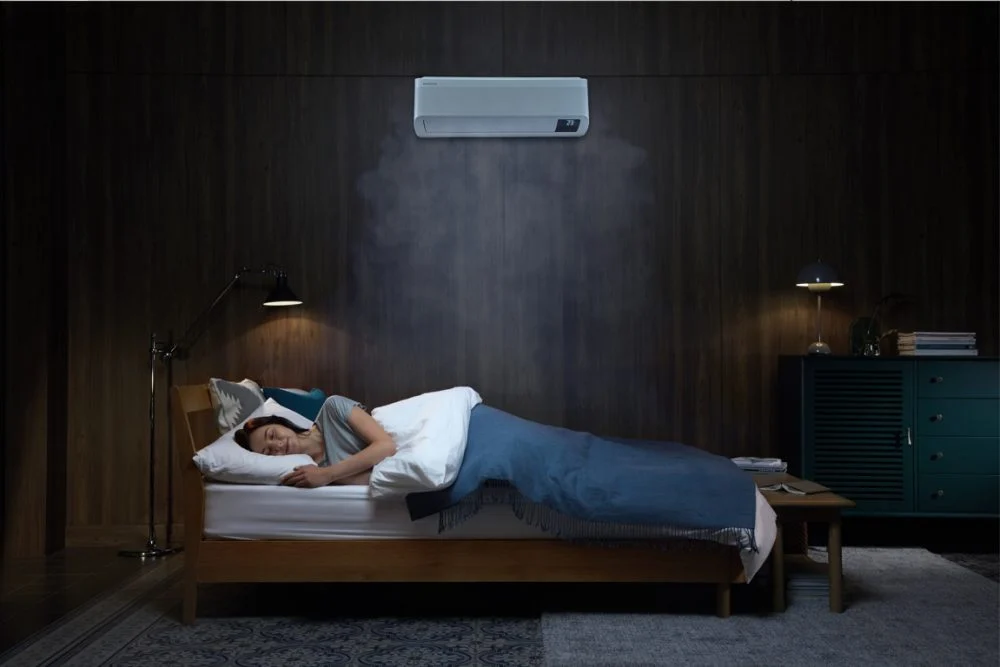 Ar-condicionado instalado em um quarto durante o período de descanso