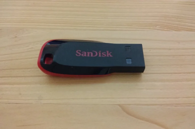 Pendrive SanDisk sobre uma superfície