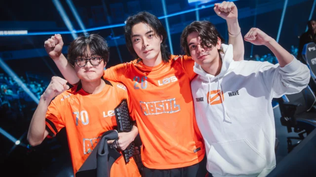 Jogadores da LOS comemoram no palco de League of Legends durante o Worlds 2026