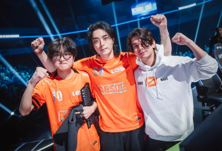 Jogadores da LOS comemoram no palco de League of Legends durante o Worlds 2026