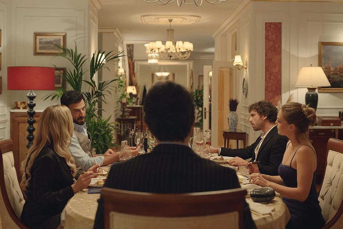 Famílias da elite de Istambul reunidas à mesa em cena da primeira temporada de Berço de Ouro