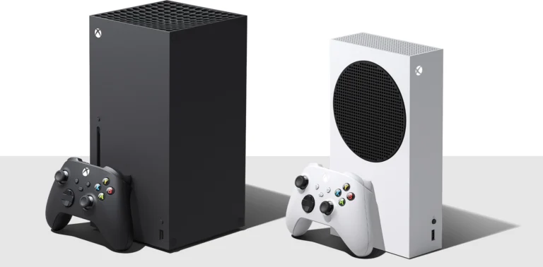 Xbox Series X e Xbox Series S com controles oficiais