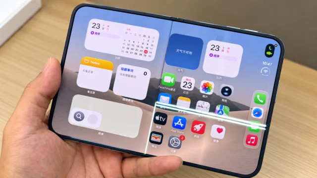 pessoa segurando o Iphone Duo na mão