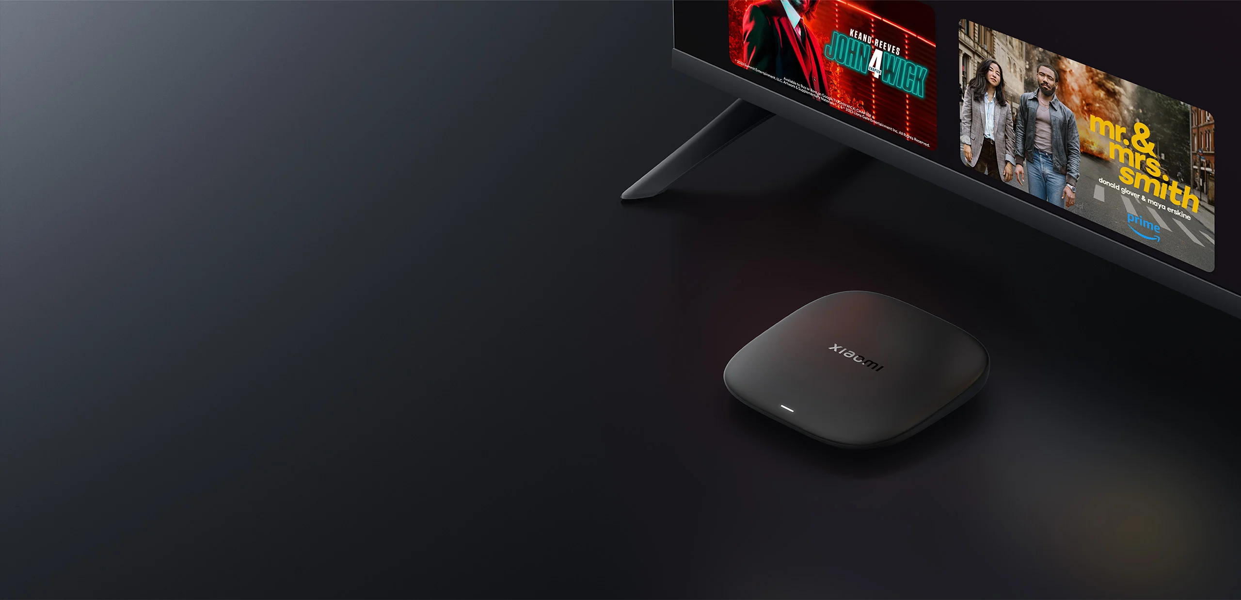 Xiaomi TV Box S de terceira geração sobre um móvel, diante de uma televisão
